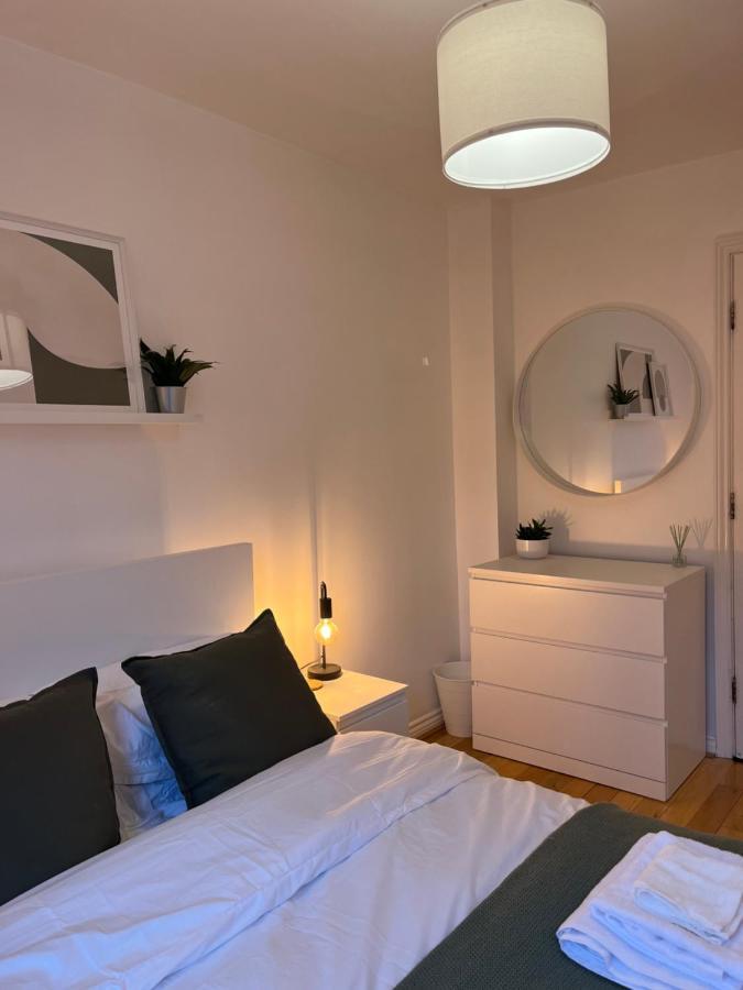 Homely 2 Story Cathedral City Apartment ダラム エクステリア 写真