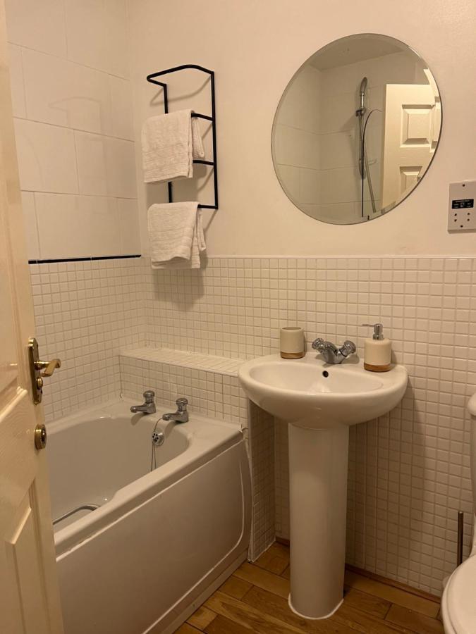 Homely 2 Story Cathedral City Apartment ダラム エクステリア 写真