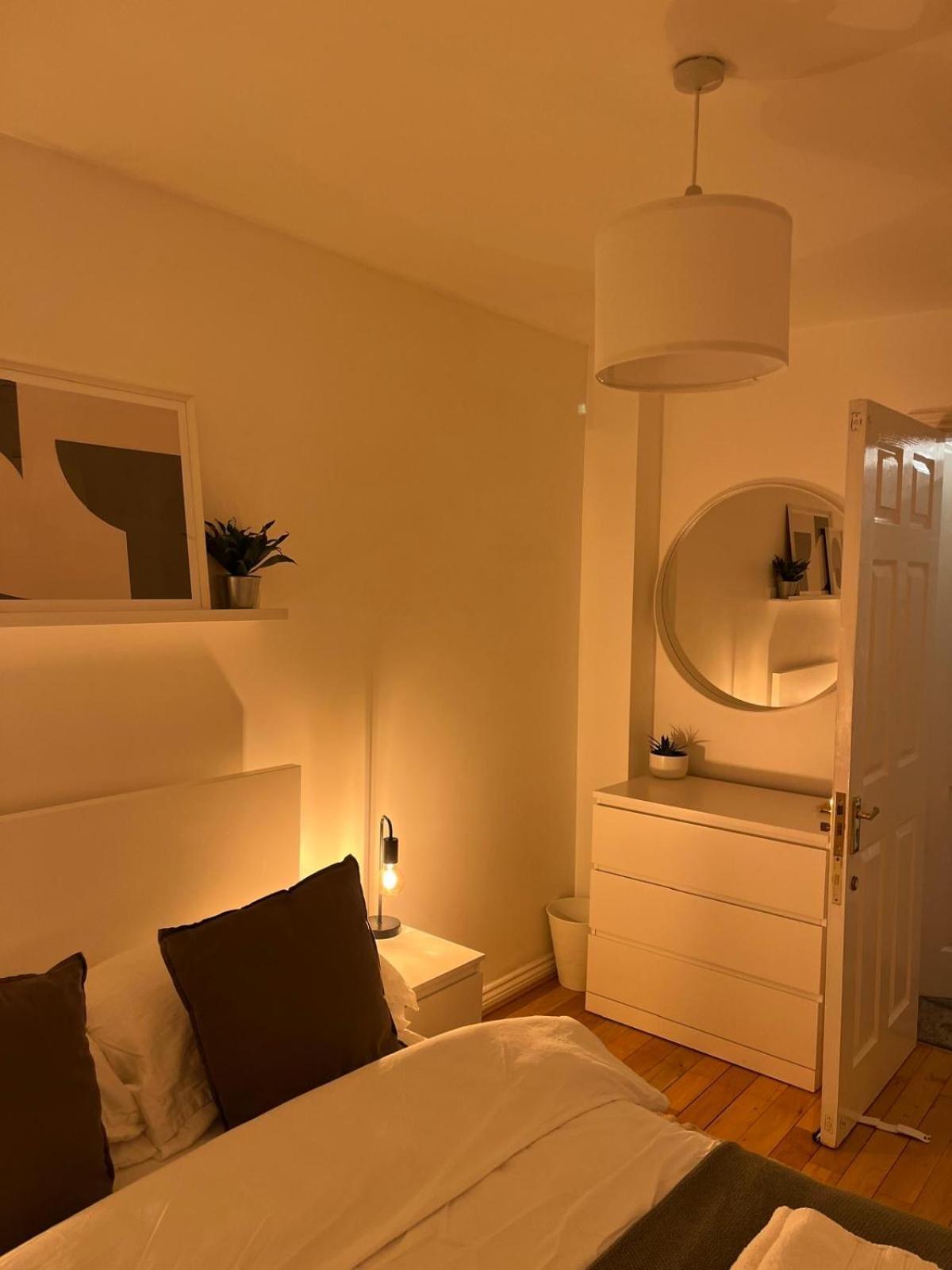 Homely 2 Story Cathedral City Apartment ダラム エクステリア 写真
